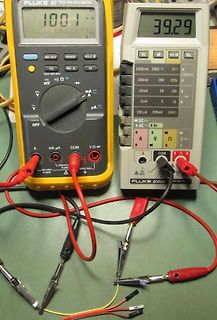 Zwei Multimeter mit Messleitungen und Krokodilklemmen