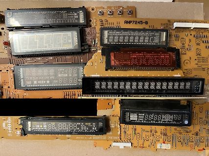 Mehrere Leiterplatten mit LCD-Displays und Beschriftungen