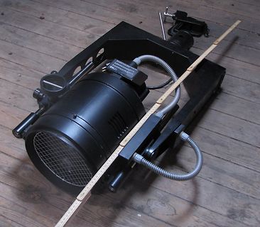 Scheinwerfer mit Maßband auf Holzboden