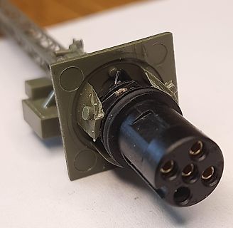 Elektrischer Stecker mit Kontakten