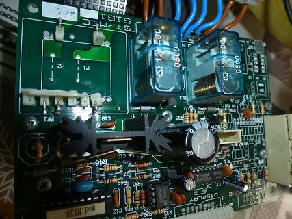 Nahaufnahme einer Leiterplatte mit Relais und Elektrolytkondensator