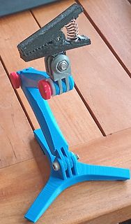 3D-gedruckter Klemmarm auf Holzuntergrund