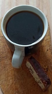 Kaffee und Gebäck auf Holzbrett