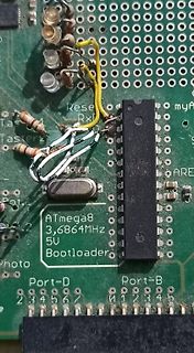 Nahaufnahme einer bestückten Leiterplatte mit ATmega8