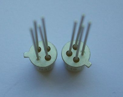Zwei TO-5 Gehäuse mit Pins
