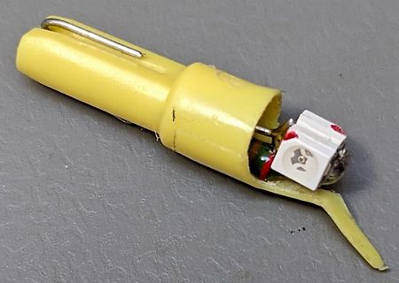 Beschädigte gelbe Kunststoffhülle eines Bauteils
