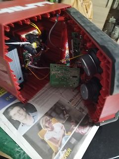Innenansicht eines geöffneten roten Radios
