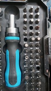 Werkzeugkoffer mit Bits und Schraubendreher