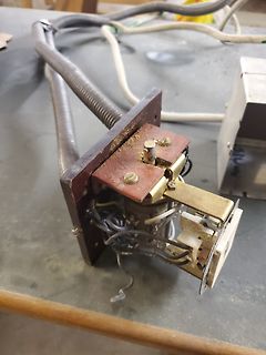 Elektrische Bauteile und Verkabelung auf Werkstatt-Tisch