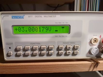 Digitalmultimeter PREMA 5017 mit Messwert