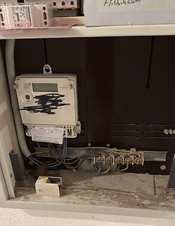 Stromzähler und elektrische Installation in einem Verteilerkasten