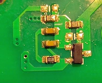 Nahaufnahme von SMD-Bauteilen auf einer Leiterplatte
