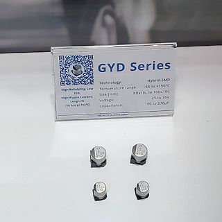 Nichicon GYD Serie Elektrolytkondensatoren und Informationsschild