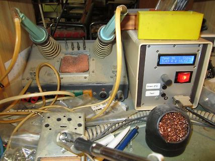 Elektrische Testanlage mit Display und Messleitungen