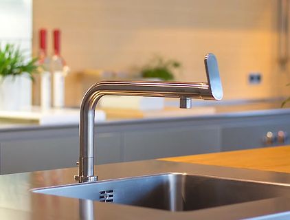 Moderne Küchenarmatur über Spülbecken