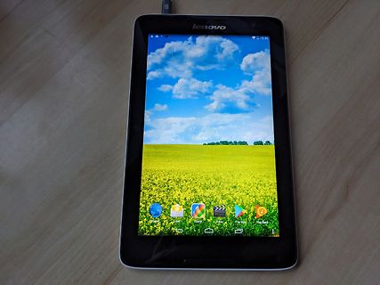 Lenovo Tablet auf Holztisch