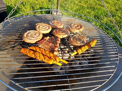 Fleisch und Würstchen auf einem Grillrost