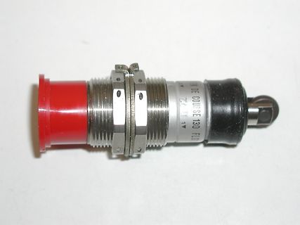 Elektrisches Bauteil mit Gewinde und roter Kappe