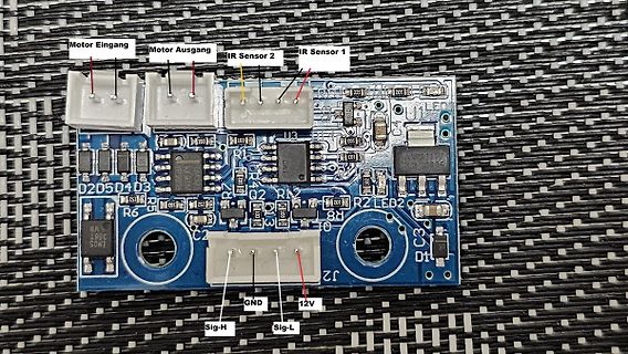 Beschriftete Leiterplatte mit Motor- und IR-Sensor-Anschlüssen