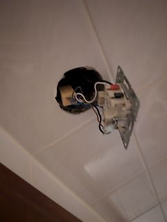 defekte Steckdose in Wand