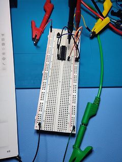 Aufbau auf einem Breadboard mit Krokodilklemmen
