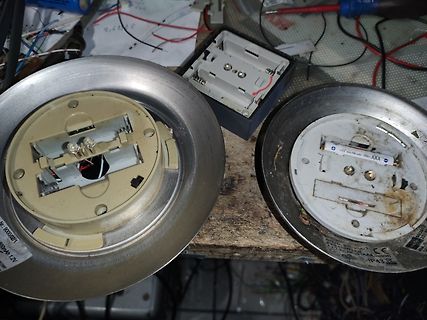 Zerlegte Elektronikkomponenten auf Werkstattunterlage