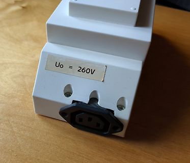 Weißes Gehäuse mit Netzanschluss und Beschriftung