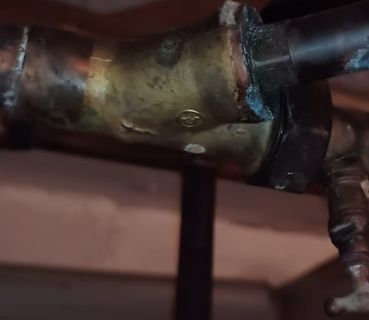 Nahaufnahme einer Metallverbindung oder Rohrleitung