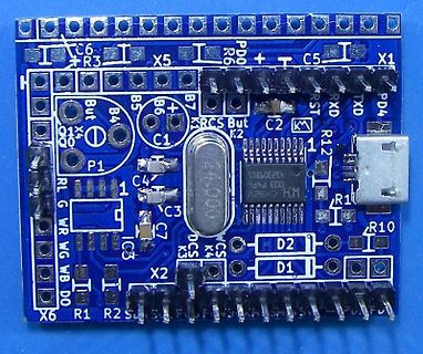 Blaue Leiterplatte mit elektronischen Bauteilen