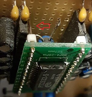 Detailaufnahme einer Platine mit IC und Lochraster