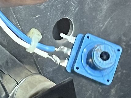 Verdrahtung eines blauen Bauteils mit Kabeln