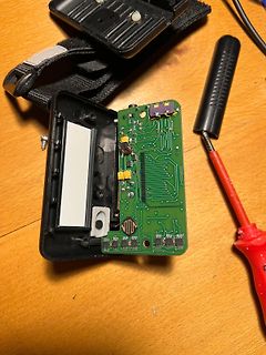 Geöffnetes elektronisches Gerät mit Leiterplatte und Schraubendreher