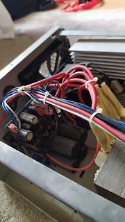 Innenansicht eines Netzteils mit Kabeln und Bauteilen