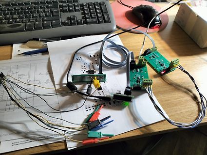 Elektronik-Prototyp mit Leiterplatten, Kabeln und Schaltplan