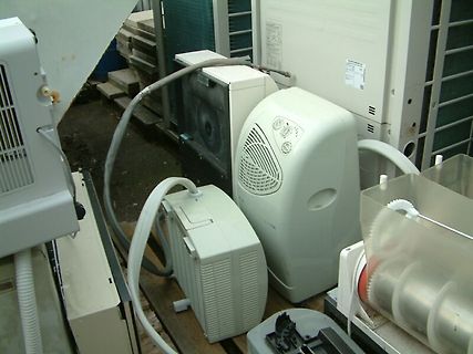 Stapel von Elektrogeräten und Klimaanlagen