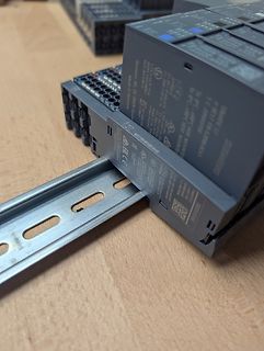 Siemens SIMATIC S7 Modul auf DIN-Schiene