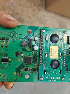 Foto einer Leiterplatte mit elektronischen Bauteilen