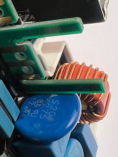 Nahaufnahme von elektronischen Bauteilen auf einer Leiterplatte