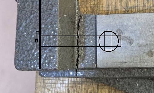 Nahaufnahme eines Metallobjekts mit Zeichnung