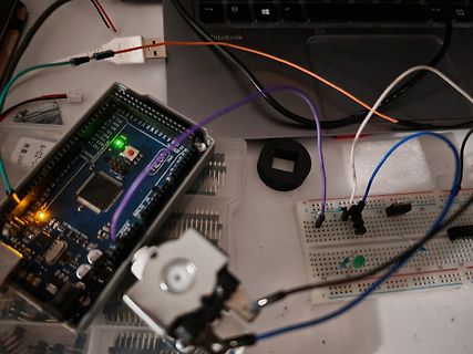 Mikrocontroller-Aufbau mit Breadboard und Kabeln