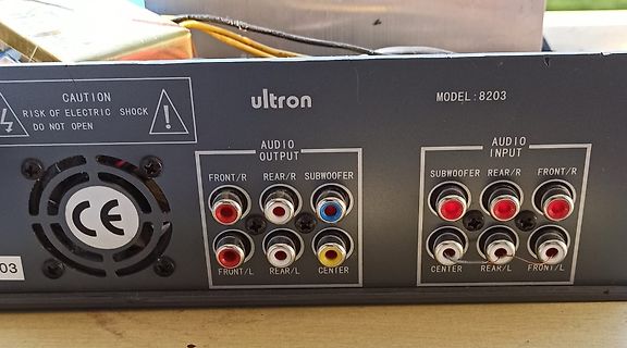 Rückseite eines Ultron Audio-Verstärkers mit Anschlüssen
