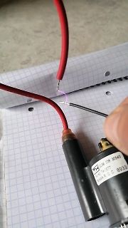 Funkenbildung zwischen zwei Kabeln