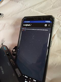 Smartphone mit Kali Linux Terminal auf einem Tisch