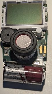 Elektronikplatine mit LCD-Display, Sensor und Batterie