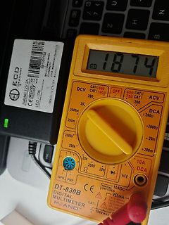 Digitalmultimeter und Netzteil auf Tastatur