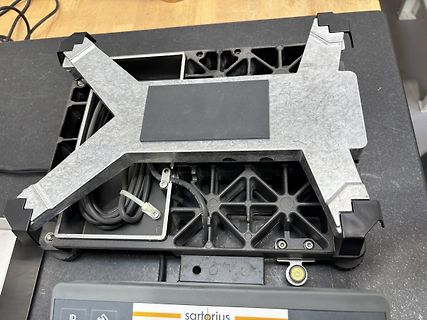 Metallgehäuse und Kabel auf Werkstattunterlage