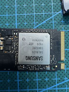 Samsung NVMe SSD auf Schneidematte