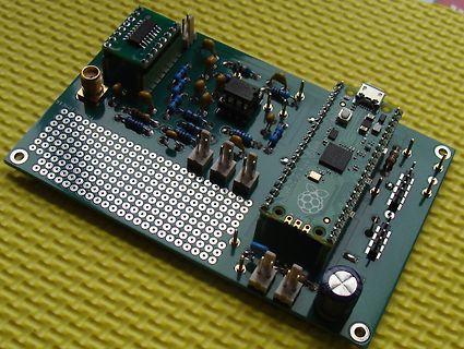 Leiterplatte mit Raspberry Pi und elektronischen Bauteilen
