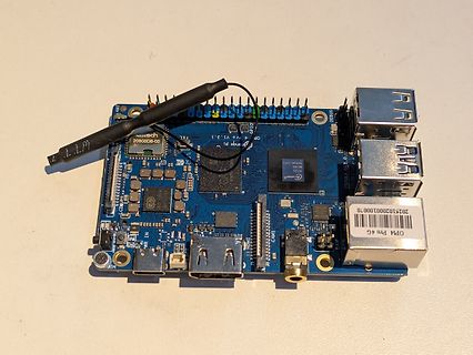 Single Board Computer mit Antenne und USB-Anschlüssen