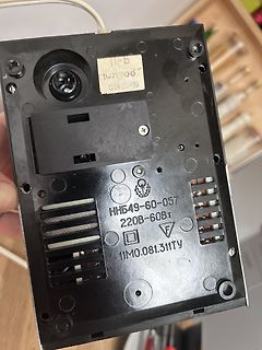 Rückseite eines elektronischen Geräts mit Typenbezeichnung